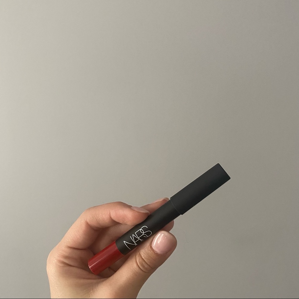 Nars velvet lip pencil in Cruella